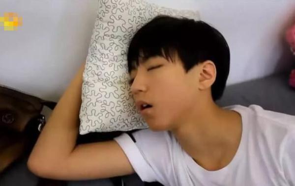 明星睡相大比拼_女明星睡姿照片_杨洋迷人睡相