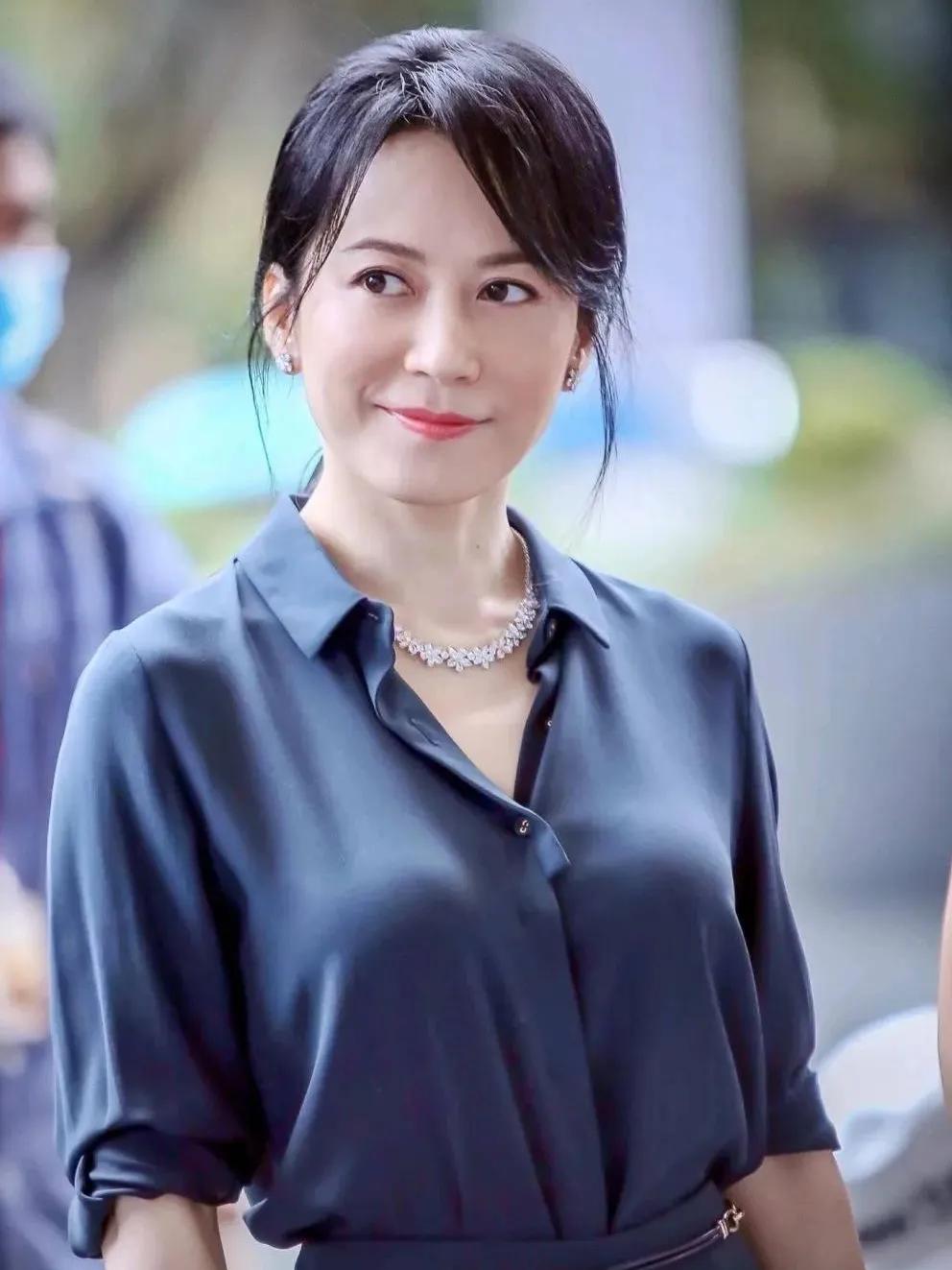 长发的女明星_年轻时长得一般的女星_年过40越来越有韵味的女星