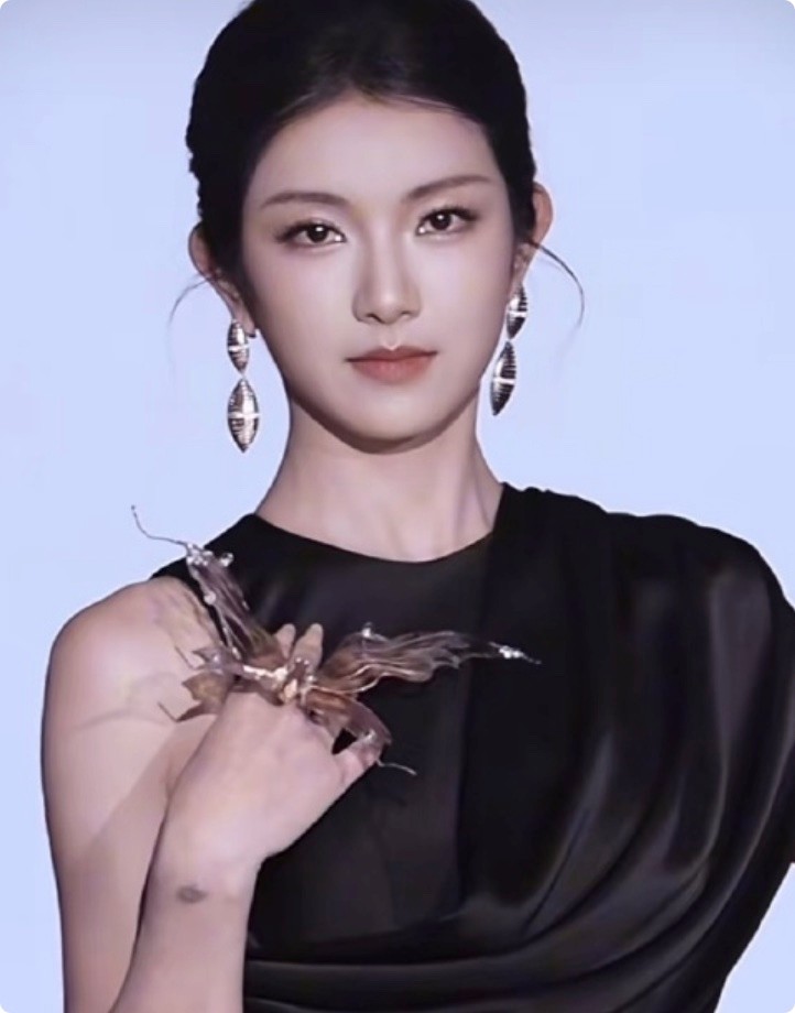 女明星 发型_短剧演员红毯造型_短剧红毯穿搭分析